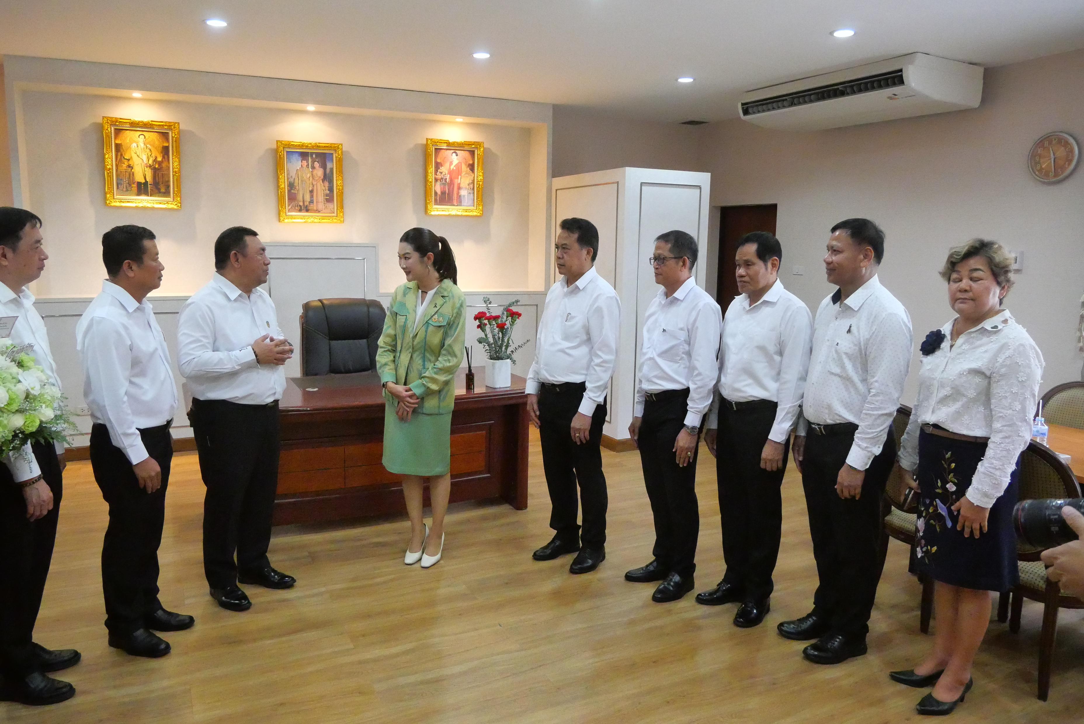 title - คณะผู้บริหาร ส.ป.ก. ร่วมแสดงความยินดีในโอกาสเข้ารับตำแหน่งของรัฐมนตรีว่าการกระทรวงเกษตรและสหกรณ์ และรัฐมนตรีช่วยว่าการกระทรวงเกษตรและสหกรณ์ 